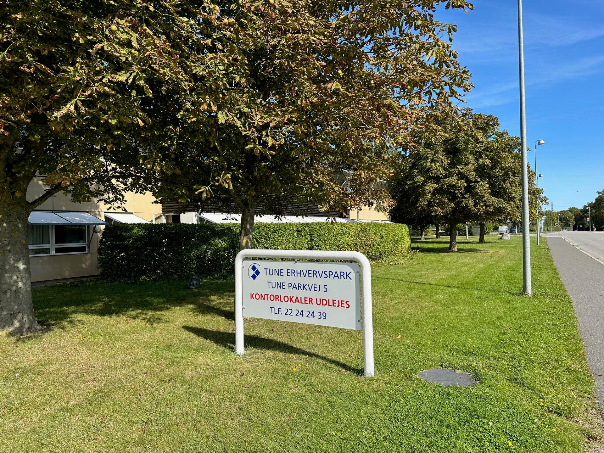 Bygningen set fra haven mod vejen